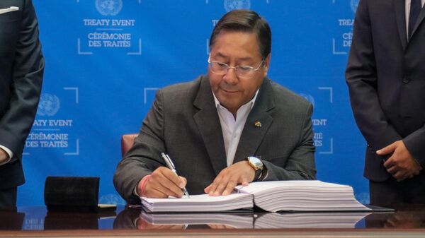 El presidente de Bolivia, Luis Arce, firmando un acuerdo en la ONU - Sputnik Mundo