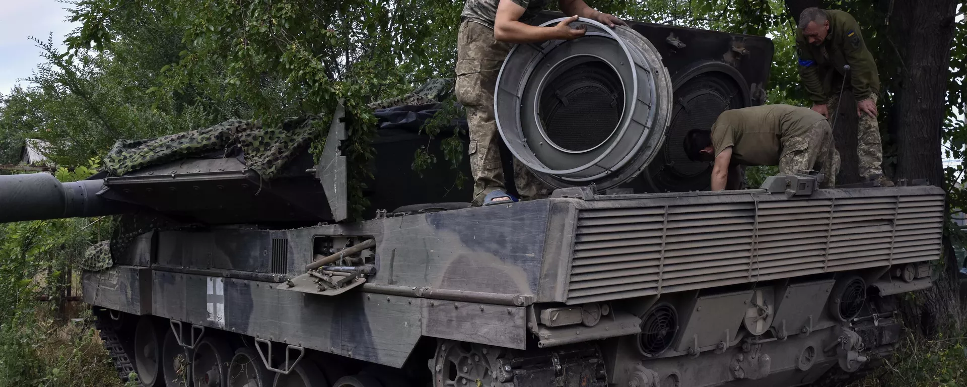 Soldados ucranianos reparan un tanque Leopard 2 - Sputnik Mundo, 1920, 13.10.2023