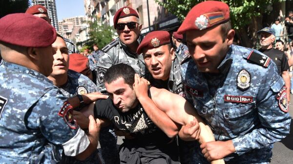 Agentes de Policía detienen a un manifestante contra la escalada en Nagorno-Karabaj en Ereván, Armenia - Sputnik Mundo
