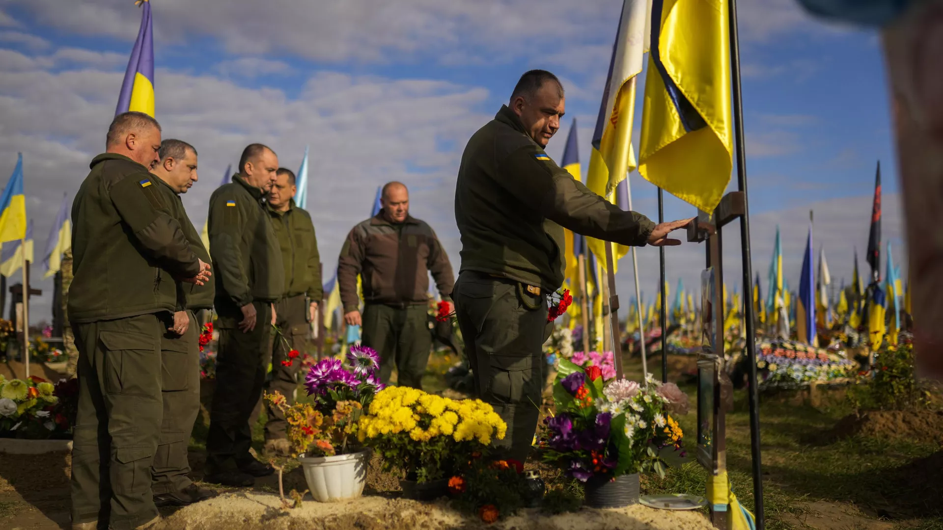 Soldati ucraini depongono fiori sulla tomba di un commilitone recentemente ucciso nel cimitero di Kharkiv, Ucraina - Sputnik World, 1920, 04.03.2024