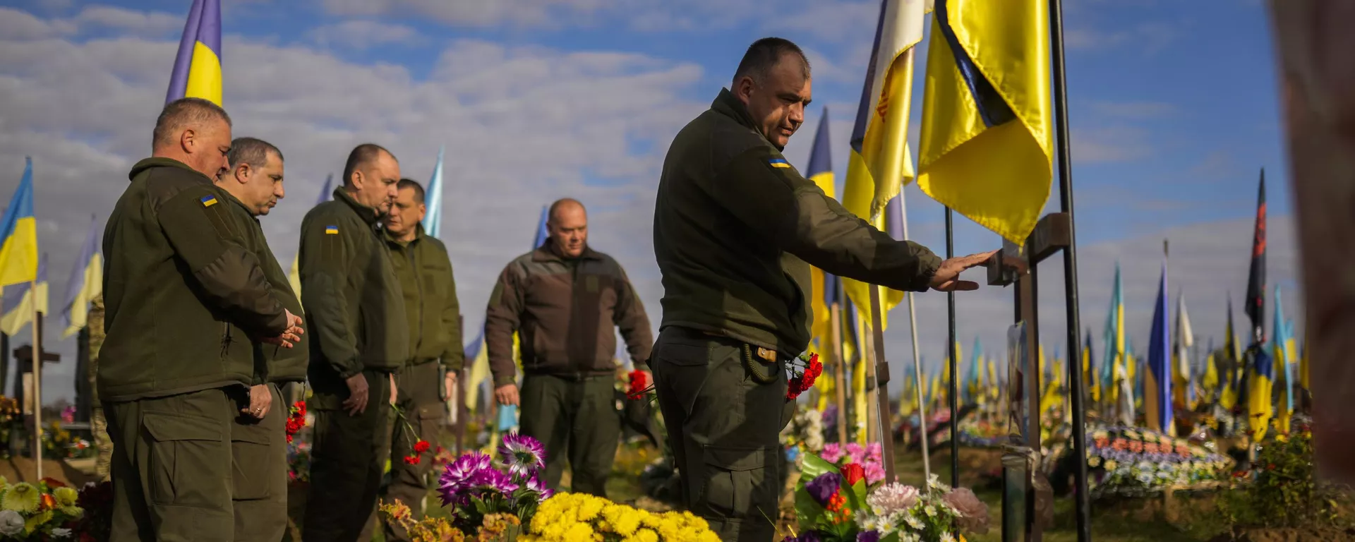 Militares ucranianos depositan flores en la tumba de un compañero soldado recientemente asesinado en un cementerio Járkov, Ucrania - Sputnik Mundo, 1920, 10.01.2024
