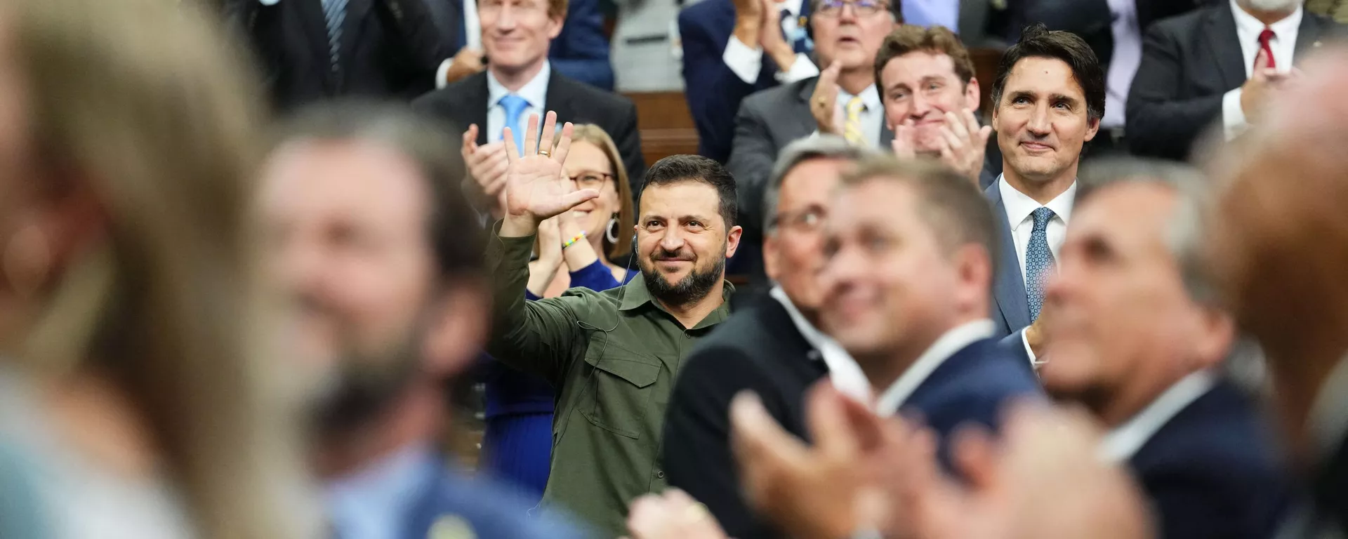 El presidente ucraniano, Volodímir Zelenski, y el primer ministro canadiense, Justin Trudeau, reconocen a un veterano de guerra canadiense-ucraniano, Canadá, el 22 de septiembre de 2023 - Sputnik Mundo, 1920, 27.09.2023