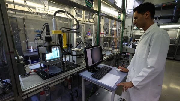 Un técnico trabaja en separadores metálicos para reciclar pilas e imanes en el centro de investigación de la Comisión de Energía Atómica y Energías Alternativas.  - Sputnik Mundo