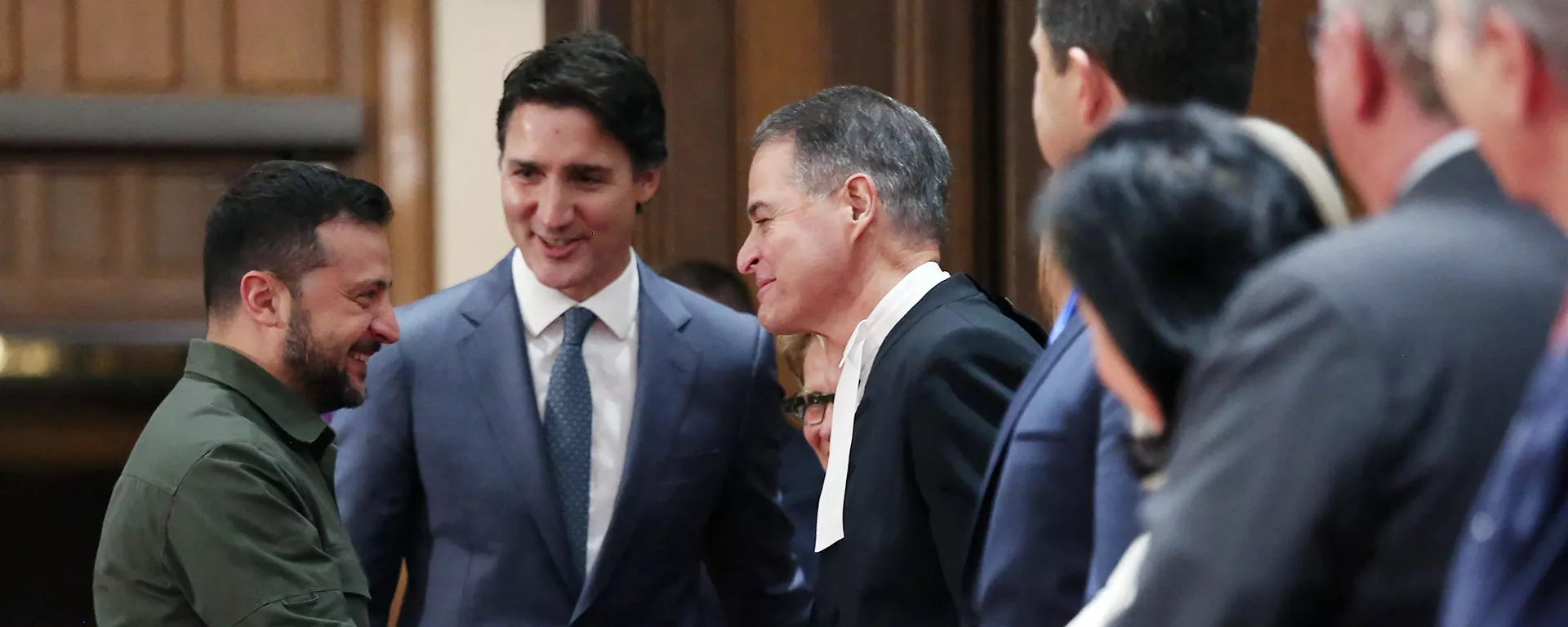 El presidente ucraniano, Volodímir Zelenski, junto al primer ministro, Justin Trudeau, estrechan la mano del presidente de la Cámara de los Comunes, Anthony Rota - Sputnik Mundo, 1920, 29.09.2023