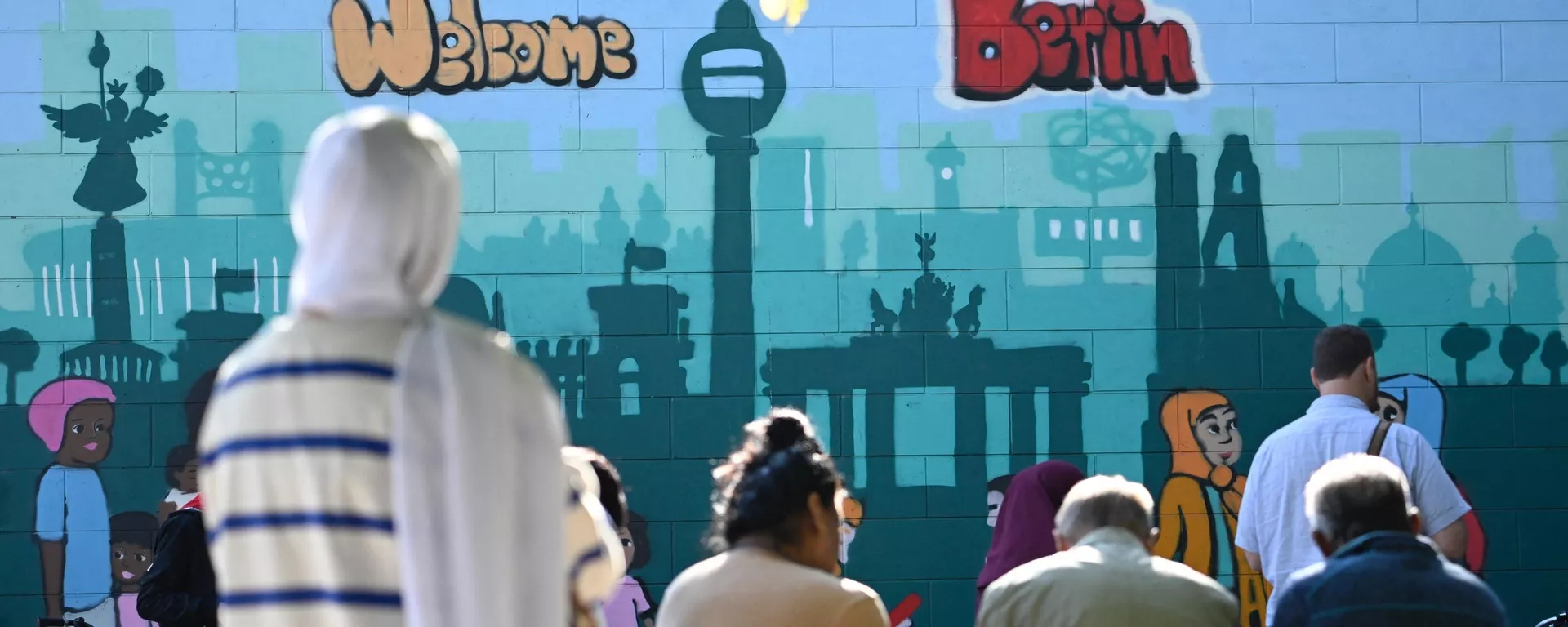 Un grupo de personas a la entrada de una oficina de inmigración en Berlín el 26 de septiembre de 2023 Un grupo de personas a la entrada de una oficina de inmigración en Berlín el 26 de septiembre de 2023 - Sputnik Mundo, 1920, 27.09.2023
