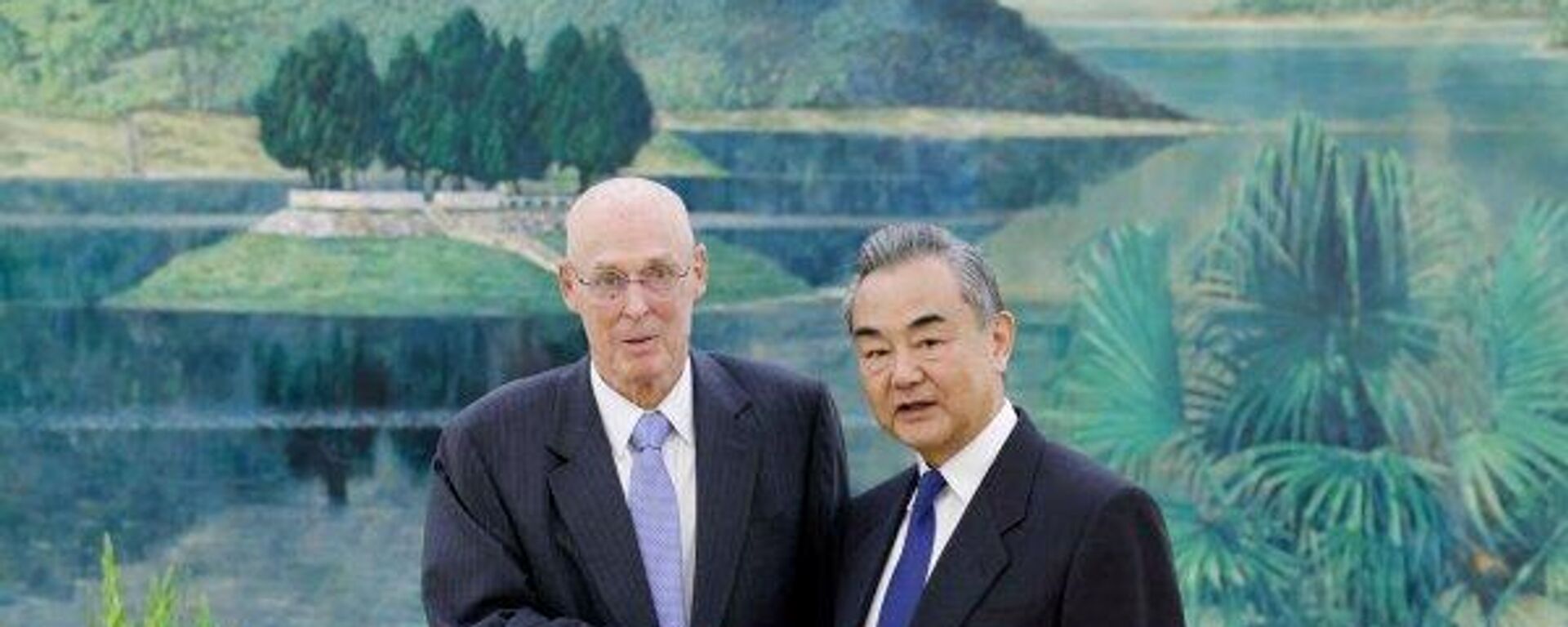 El exsecretario del Tesoro de EEUU, Henry Paulson, junto a Wang Yi, director de la Oficina de la Comisión Central de Asuntos Exteriores del Partido Comunista Chino. - Sputnik Mundo, 1920, 28.09.2023