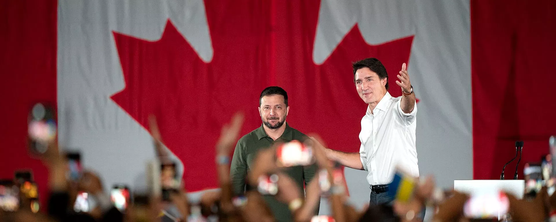 El presidente ucraniano, Volodímir Zelenski, junto al primer ministro de Canadá, Justin Trudeau - Sputnik Mundo, 1920, 29.09.2023