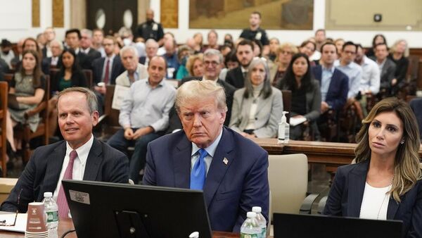 El expresidente Donald Trump durante el juicio civil por fraude que inició hoy en Nueva York. - Sputnik Mundo