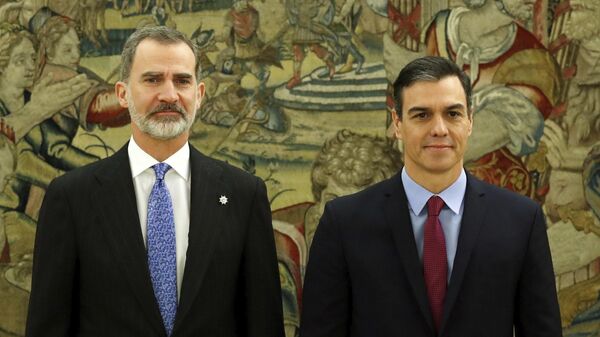 El rey Felipe VI, y el líder socialista español, Pedro Sánchez, en el Palacio de la Zarzuela, a las afueras de Madrid, España  - Sputnik Mundo