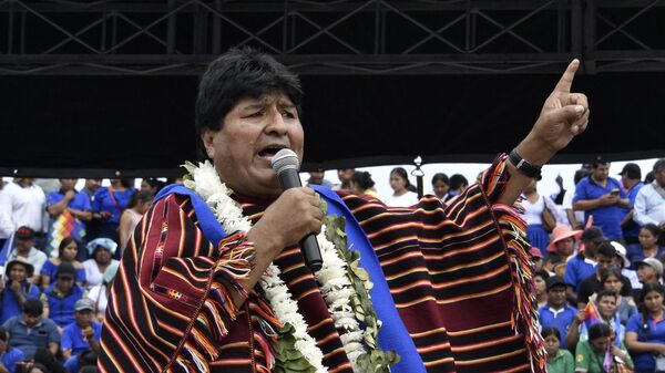 El expresidente de Bolivia (2006-2019) Evo Morales, con guirnaldas de flores y hojas de coca, pronuncia un discurso durante un acto político con motivo del 28 aniversario del partido gobernante Movimiento al Socialismo (MAS)  - Sputnik Mundo