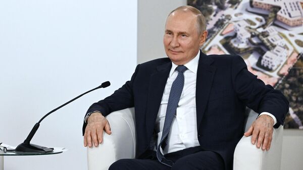 Vladímir Putin, el presidente ruso, visita el Liceo Presidencial de Sirio, Sochi, el 4 de octubre de 2023  - Sputnik Mundo