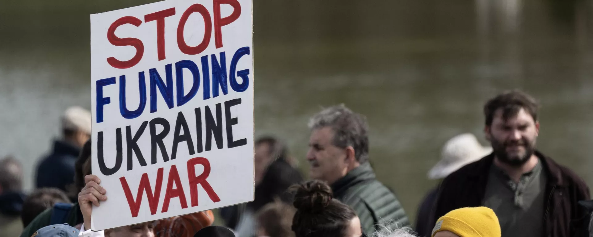 Manifestantes se reúnen durante una concentración contra el suministro de armas a Ucrania, en el Lincoln Memorial de Washington, DC, el 19 de febrero de 2023  - Sputnik Mundo, 1920, 04.10.2023