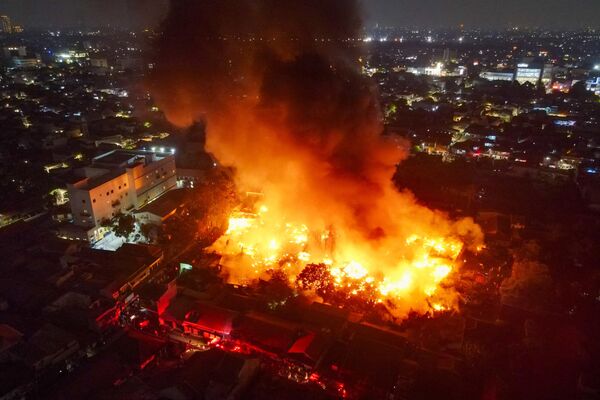 Vista aérea de un incendio en un barrio densamente poblado de Yakarta, Indonesia. - Sputnik Mundo