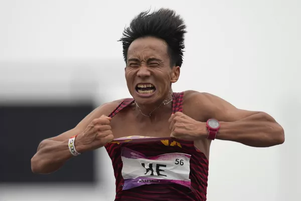 Un atleta chino tras ganar el maratón de los XIX Juegos Asiáticos en Hangzhou, China. - Sputnik Mundo