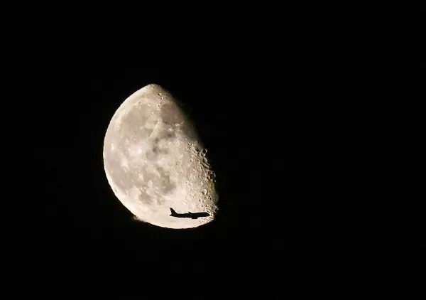 Silueta de un avión con la luna de fondo en el cielo de Moscú, Rusia. Silueta de un avión con la luna de fondo en el cielo de Moscú, Rusia. - Sputnik Mundo