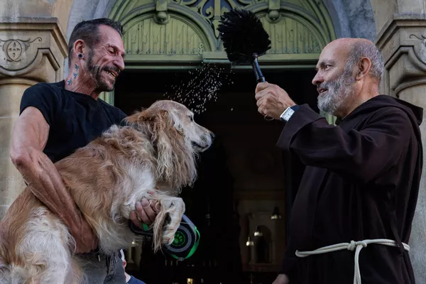 Un sacerdote bendice a un perro en Bruselas, Bélgica, en el día de San Francisco de Asís, patrono de los animales. - Sputnik Mundo