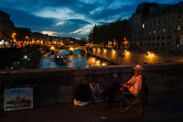 Un artista vende sus cuadros por la noche en el puente Petit Pont de París, Francia. - Sputnik Mundo
