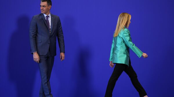 Pedro Sánchez y Giorgia Meloni durante la Cumbre de la Comunidad Política Europea - Sputnik Mundo