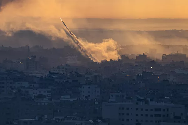 La Franja de Gaza lanza otro cohete hacia Israel. El conflicto entre las partes se agudizó el 7 de octubre, con ataques masivos perpetrados por militantes del movimiento Hamás contra el país levantino. - Sputnik Mundo