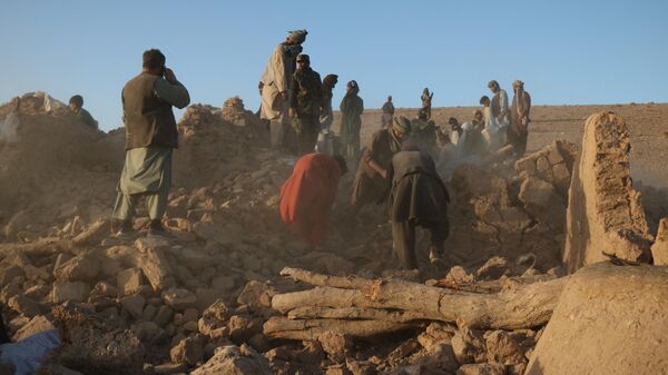 Residentes afganos retiran los escombros de una casa dañada tras el terremoto en el pueblo de Sarbuland, en el distrito de Zendeh Jan, provincia de Herat, el 7 de octubre de 2023. - Sputnik Mundo