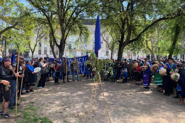 Marcha mapuche por el Día de la resistencia de los pueblos originarios en Chile - Sputnik Mundo