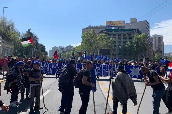 Marcha mapuche por el Día de la resistencia de los pueblos originarios en Chile - Sputnik Mundo