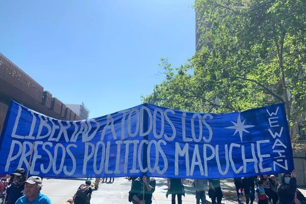 Marcha mapuche por el Día de la resistencia de los pueblos originarios en Chile - Sputnik Mundo