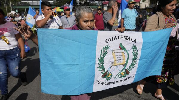 Vendedores del mercado marchan hacia el centro durante una huelga nacional en Ciudad de Guatemala - Sputnik Mundo