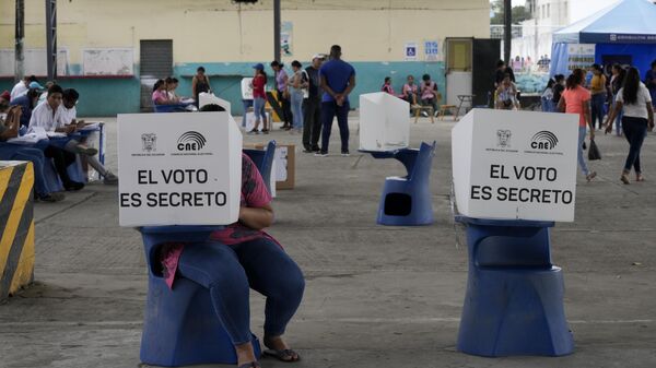 Un votante marca su papeleta durante las elecciones anticipadas, en Ecuador - Sputnik Mundo