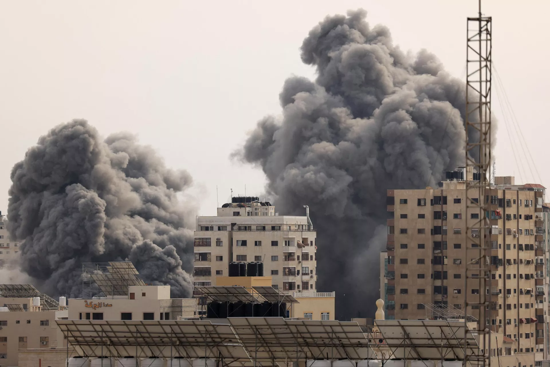Una columna de humo negro ondea en el cielo detrás de los rascacielos durante un ataque aéreo israelí sobre la ciudad de Gaza el 9 de octubre de 2023.  - Sputnik Mundo, 1920, 11.10.2023