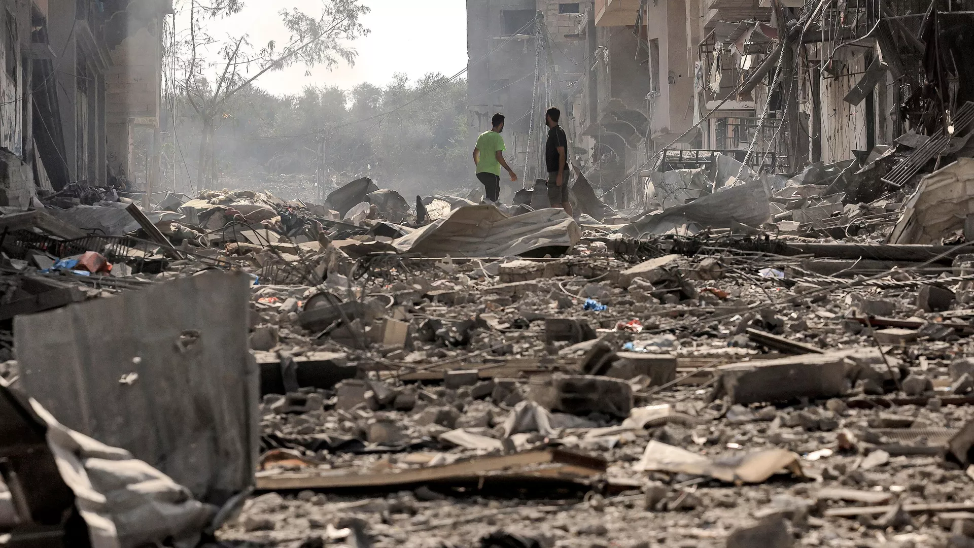Varios hombres entre los escombros y la destrucción en Gaza, el 11 de octubre de 2023, en el quinto día de combates entre el movimiento islamista palestino Hamás e Israel. - Sputnik Mundo, 1920, 13.10.2023