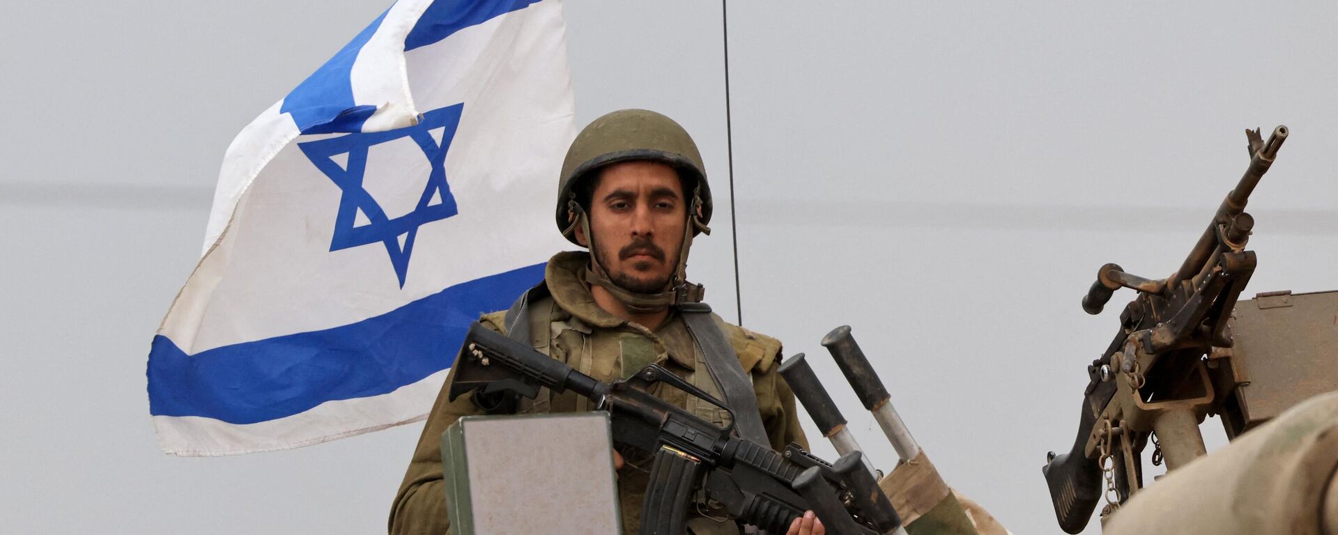 Un soldado israelí sobre un vehículo blindado en la frontera con Gaza, el 9 de octubre de 2023 - Sputnik Mundo, 1920, 14.10.2023