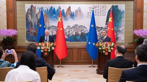 El ministro de Exteriores chino, Wang Yi, en su encuentro con Josep Borrell, titular de la diplomacia europea. - Sputnik Mundo