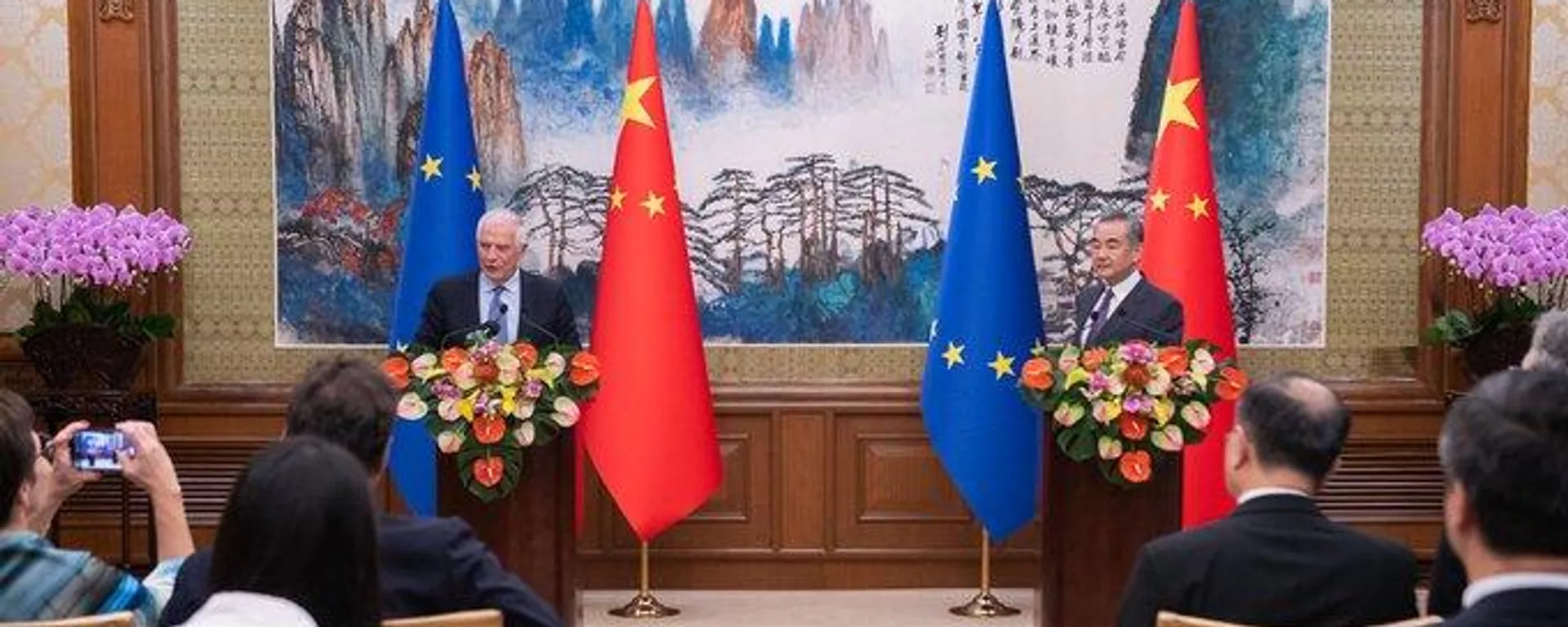 Il ministro degli Esteri cinese Wang Yi nel suo incontro con Josep Borrell, capo della diplomazia europea.  - Mondo Sputnik, 1920, 14/10/2023