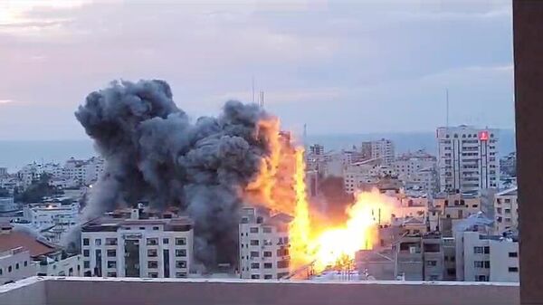 Bombardeo de edificios en la zona palestina de Gaza - Sputnik Mundo