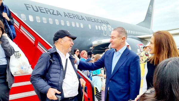 Los aviones de la Fuera Aérea Mexicana llegan con repatriados a Madrid - Sputnik Mundo