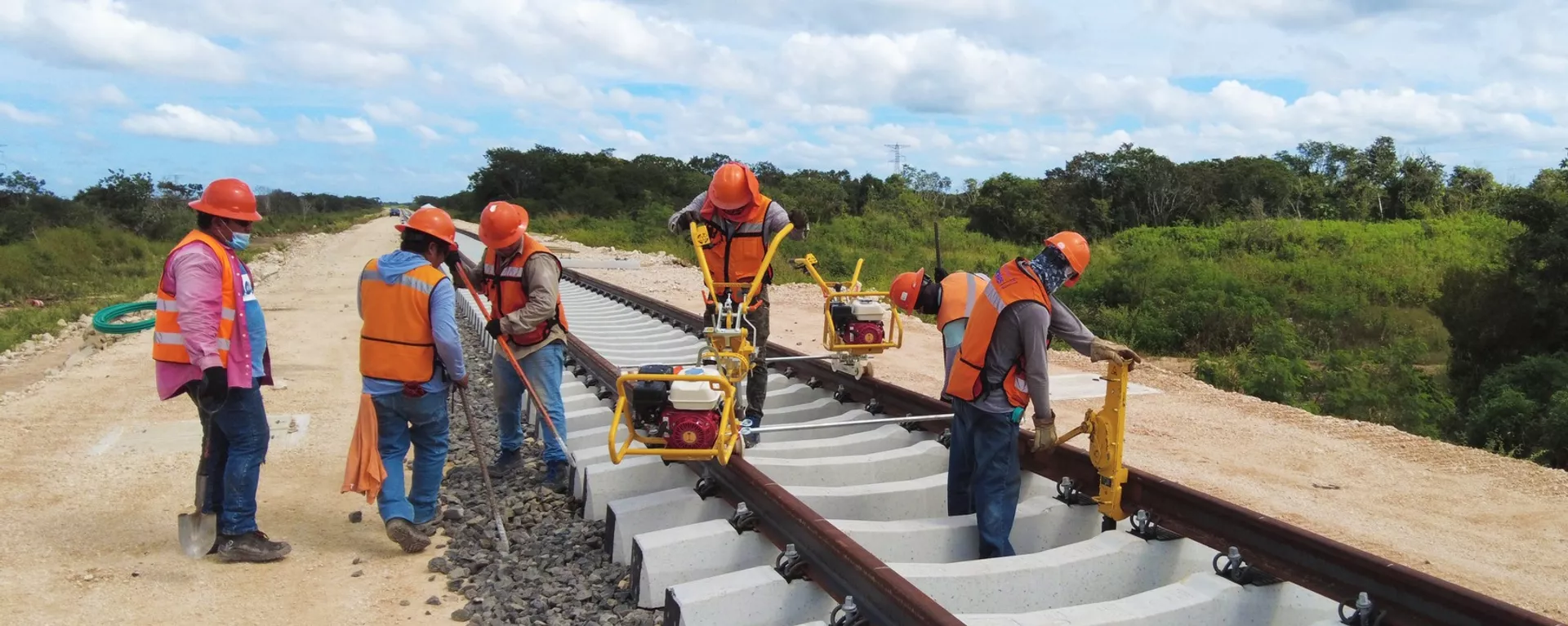 Trabajadores en la vía del Tren Maya, de la Península de Yucatán, México - Sputnik Mundo, 1920, 17.10.2023