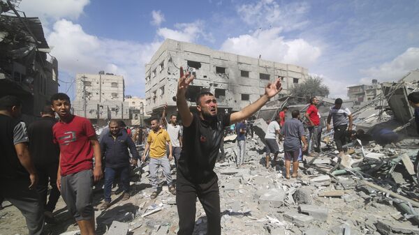 Palestinos buscan supervivientes del bombardeo israelí de Rafah, en el sur de la Franja de Gaza, el 17 de octubre - Sputnik Mundo