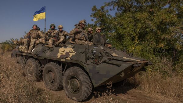 Soldados ucranianos encima de un vehículo blindado de transporte de tropas en la región de Donetsk, el 26 de septiembre de 2023 - Sputnik Mundo