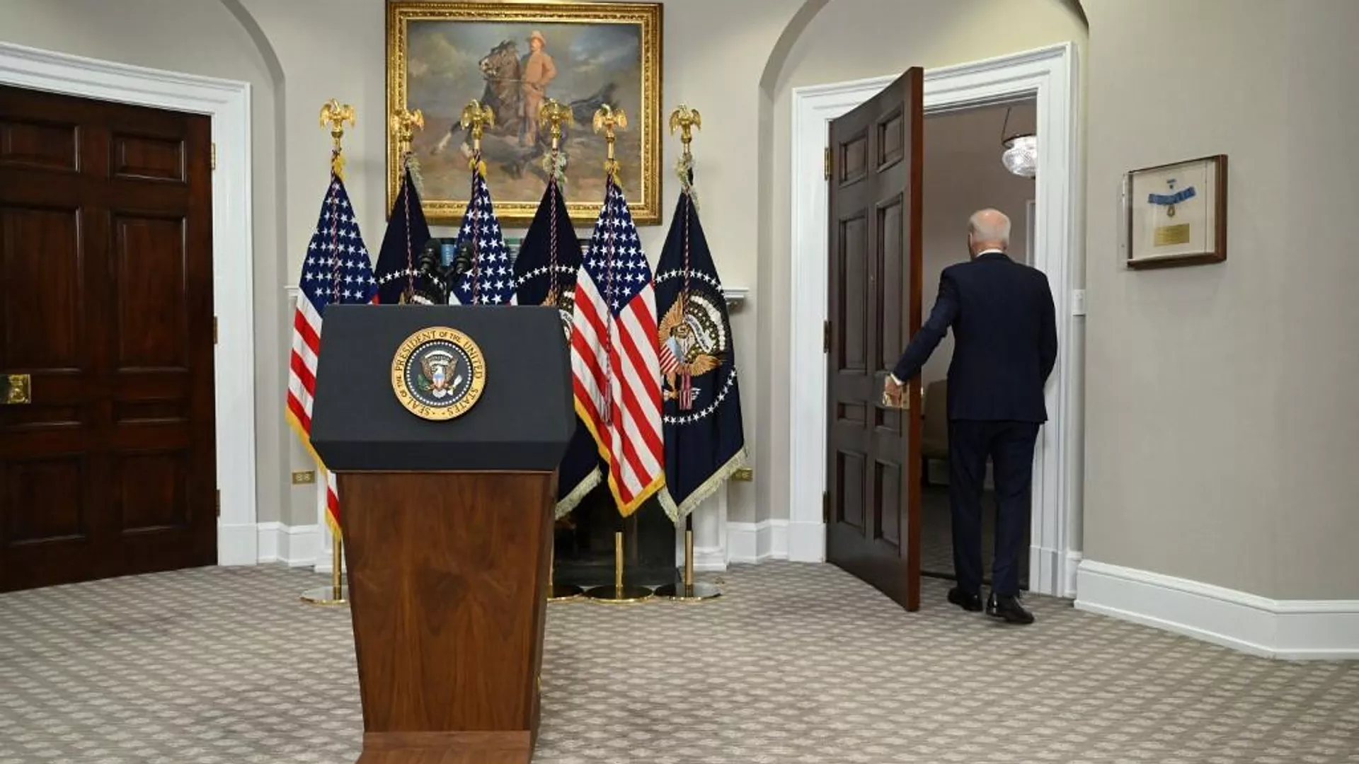 El presidente de EEUU, Joe Biden, cierra la puerta tras una conferencia en la Casa Blanca en marzo de 2023.  - Sputnik Mundo, 1920, 18.03.2024