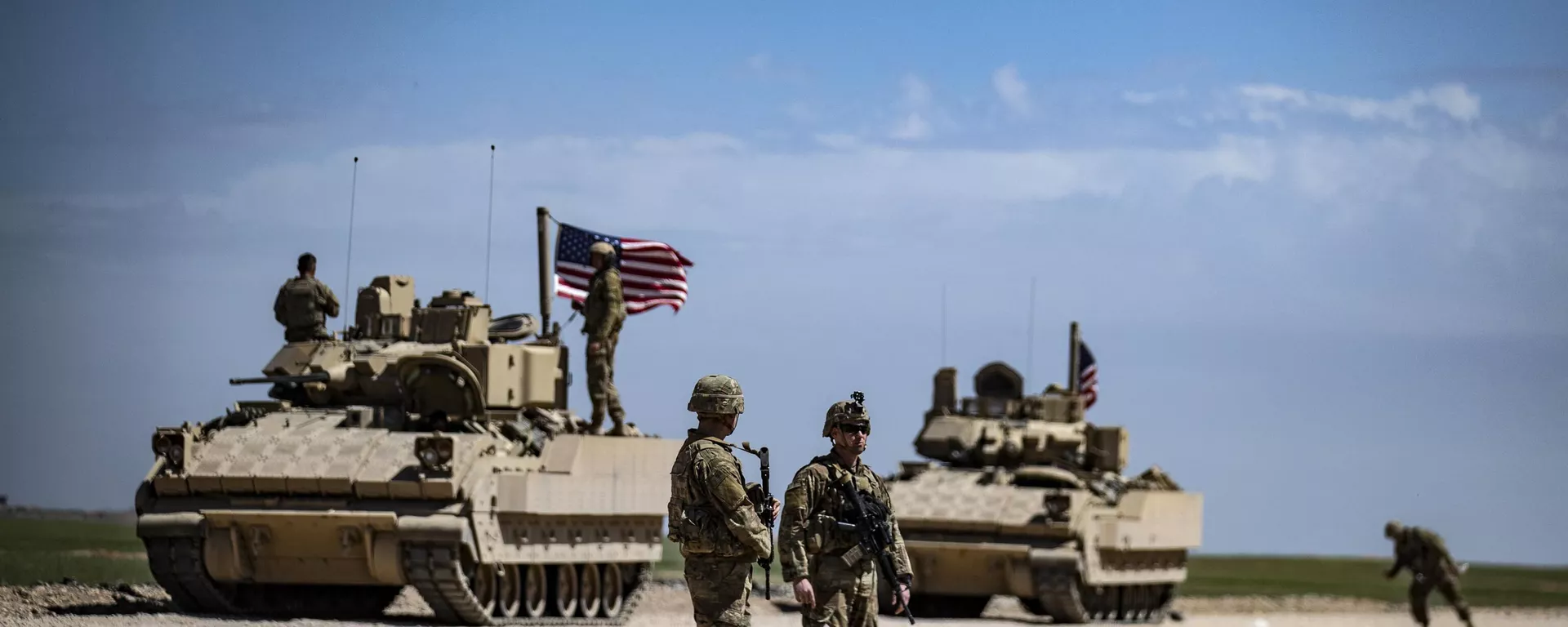 Vehículos de combate Bradley (BFV) estadounidenses patrullan el campo de la ciudad de mayoría kurda de Qamishli, en la provincia nororiental siria de Hasakeh, el 20 de abril de 2022  - Sputnik Mundo, 1920, 19.10.2023