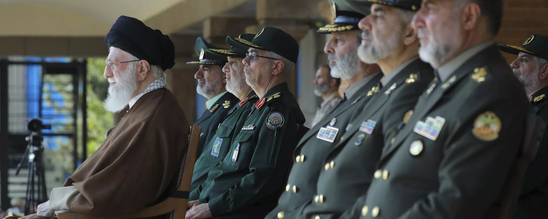 El Líder Supremo iraní ayatolá Ali Jamenei, a la izquierda, asiste a una ceremonia de graduación de un grupo de cadetes de las fuerzas armadas en Teherán, Irán, 10 de octubre de 2023. - Sputnik Mundo, 1920, 19.10.2023