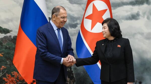 El ministro de Exteriores de Rusia, Serguéi Lavrov, y su homóloga norcoreana, Choe Son-hui (archivo) - Sputnik Mundo