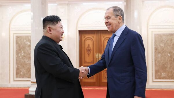 El líder supremo de Corea del Norte, Kim Jong-un, у el ministro de Exteriores de Rusia, Serguéi Lavrov - Sputnik Mundo