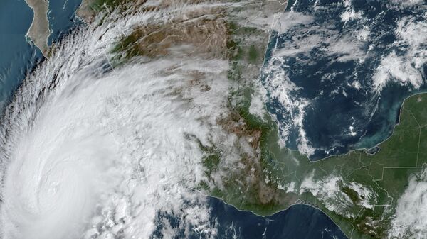El huracán Norma se aproxima al extremo sur de la península de Baja California, en la costa mexicana del Pacífico. - Sputnik Mundo