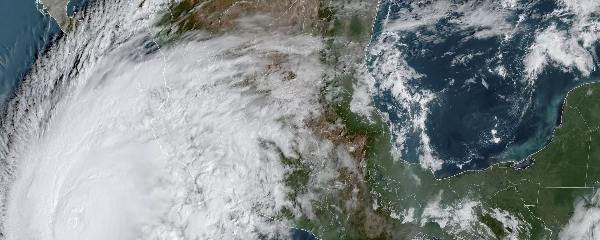 El huracán Norma se aproxima al extremo sur de la península de Baja California, en la costa mexicana del Pacífico. - Sputnik Mundo, 1920, 25.10.2023