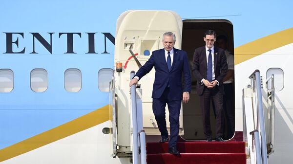 El presidente argentino, Alberto Fernández, desciende del avión presidencial al llegar a Pekin en octubre de 2023 - Sputnik Mundo