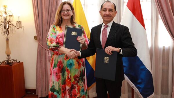 La secretaria estatal de Finanzas de los Países Bajos, Aukje de Vries, y el viceministro de Asuntos Exteriores de Ecuador Carlos Larrea - Sputnik Mundo