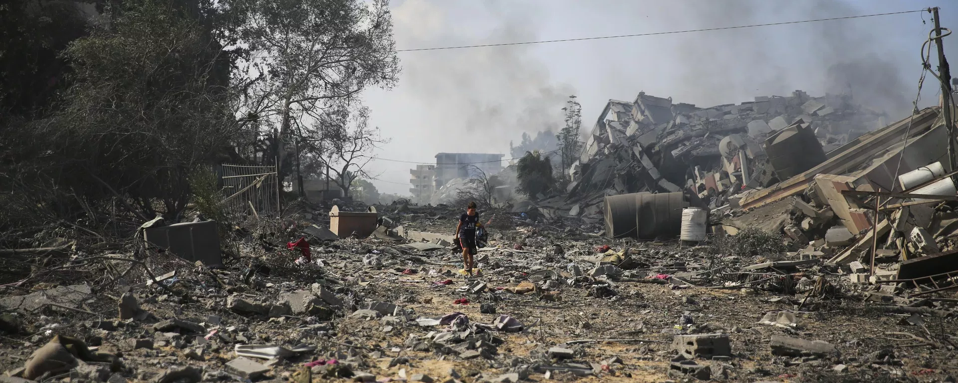 Un niño palestino camina junto a los edificios destruidos en el bombardeo israelí sobre al-Zahra Un niño palestino camina junto a los edificios destruidos en el bombardeo israelí sobre al-Zahra - Sputnik Mundo, 1920, 20.10.2023