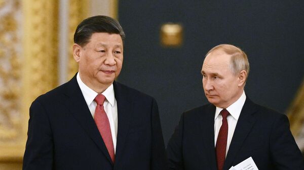 El mandatario chino, Xi Jinping, junto al mandatario ruso, Vladímir Putin, el 21 de marzo de 2023 - Sputnik Mundo
